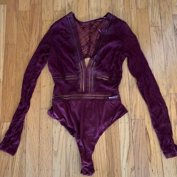 GUC Windsor Burgundy open back cut out lace plunge bodysuit - Picture 1 of 4